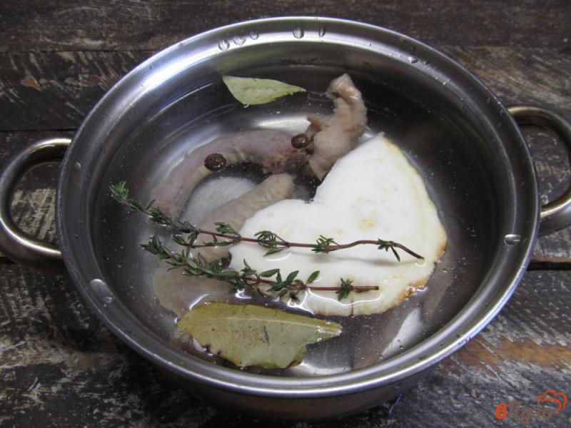 Фото приготовление рецепта: Куриный суп с капустой и лапшой шаг №4