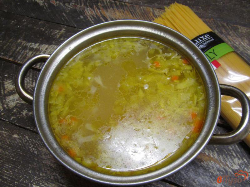Фото приготовление рецепта: Куриный суп с капустой и лапшой шаг №6
