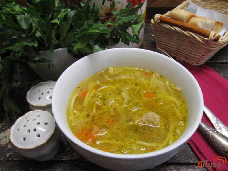 Фото приготовление рецепта: Куриный суп с капустой и лапшой шаг №7