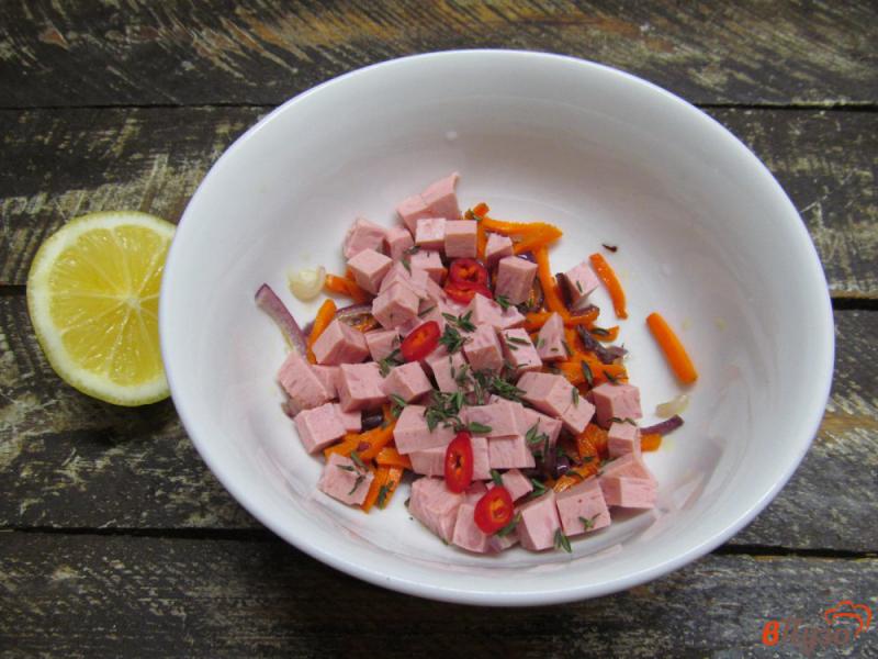 Фото приготовление рецепта: Салат с жареными овощами сухариками и ветчиной шаг №5