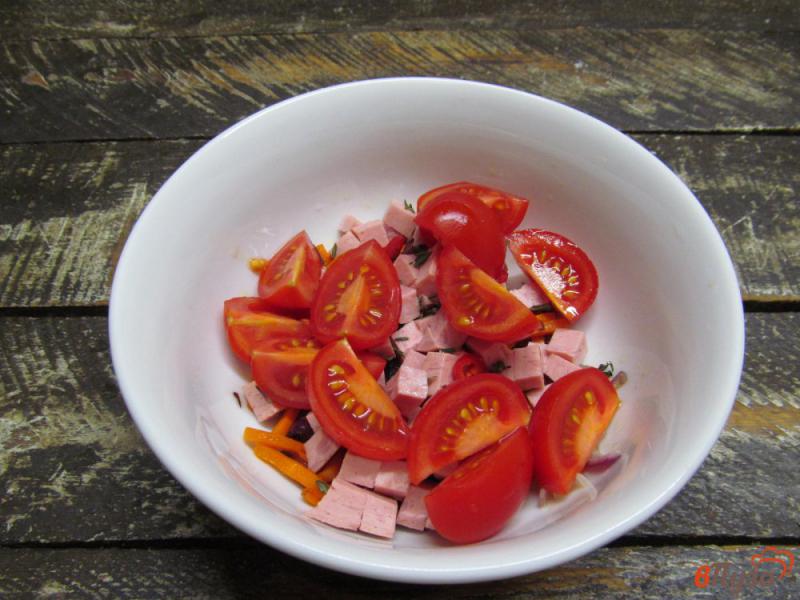 Фото приготовление рецепта: Салат с жареными овощами сухариками и ветчиной шаг №6
