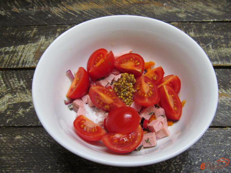 Фото приготовление рецепта: Салат с жареными овощами сухариками и ветчиной шаг №7