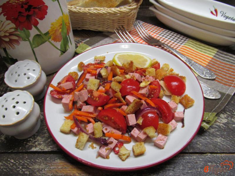 Фото приготовление рецепта: Салат с жареными овощами сухариками и ветчиной шаг №8