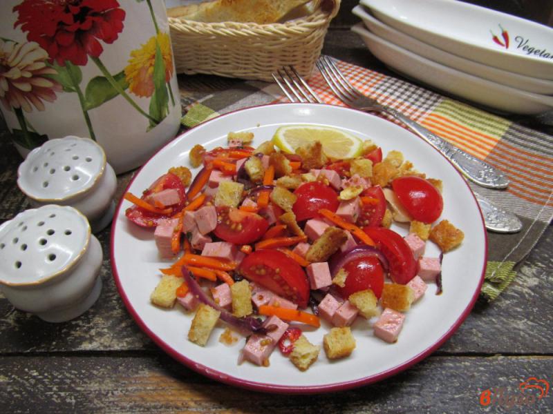Фото приготовление рецепта: Салат с жареными овощами сухариками и ветчиной шаг №9