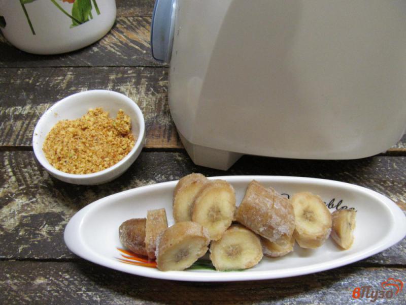 Фото приготовление рецепта: Коктейль - смузи с бананом и овсяным печеньем шаг №2