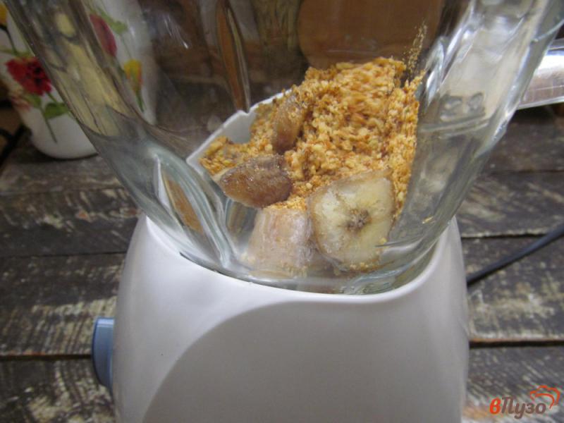 Фото приготовление рецепта: Коктейль - смузи с бананом и овсяным печеньем шаг №3