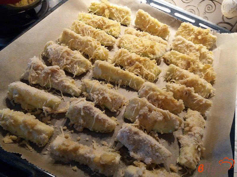 Фото приготовление рецепта: Запеченные кабачки в хрустящей панировке шаг №7