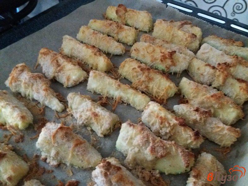 Фото приготовление рецепта: Запеченные кабачки в хрустящей панировке шаг №8