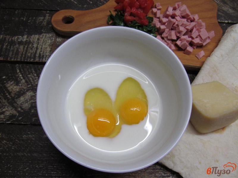 Фото приготовление рецепта: Омлет в лаваше с сыром и ветчиной шаг №1