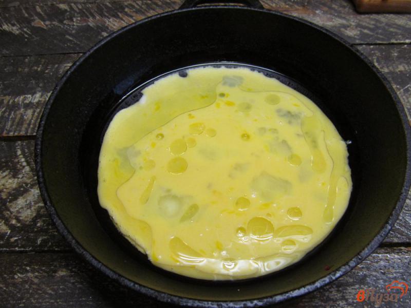 Фото приготовление рецепта: Омлет в лаваше с сыром и ветчиной шаг №2