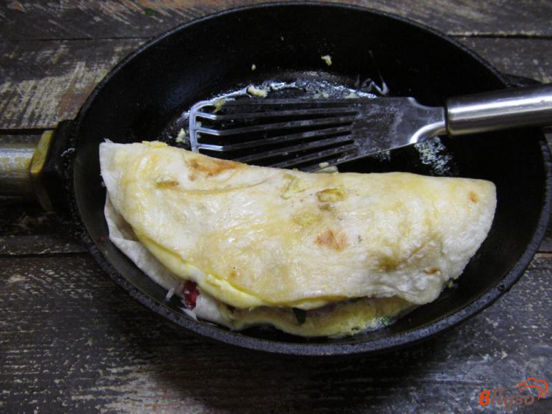 Фото приготовление рецепта: Омлет в лаваше с сыром и ветчиной шаг №6