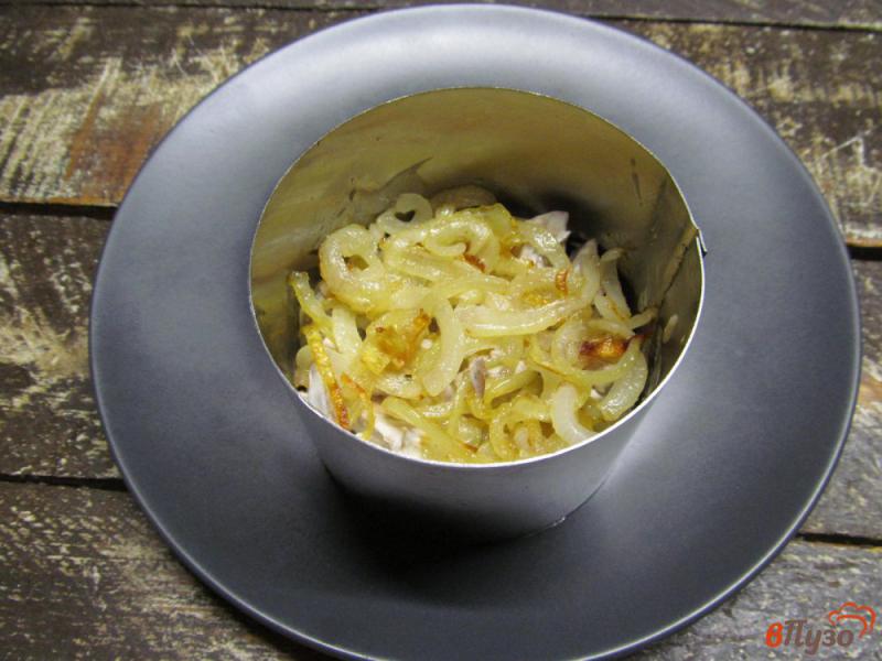 Фото приготовление рецепта: Слоеный печеночный салат с грибами и помидором шаг №4