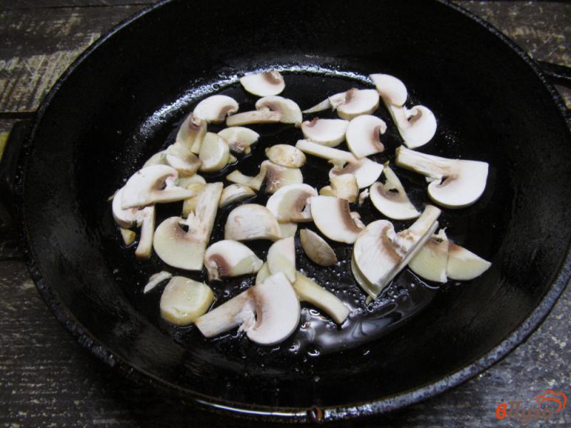 Фото приготовление рецепта: Слоеный печеночный салат с грибами и помидором шаг №5