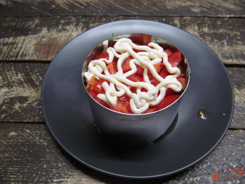 Фото приготовление рецепта: Слоеный печеночный салат с грибами и помидором шаг №7