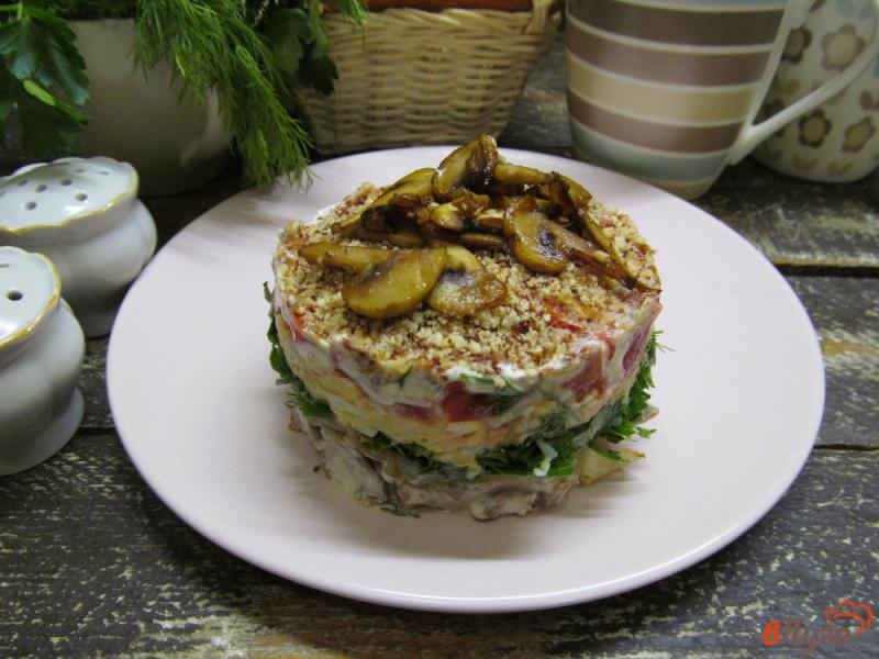 Фото приготовление рецепта: Слоеный печеночный салат с грибами и помидором шаг №9