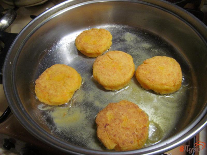 Фото приготовление рецепта: Морковные сырники с манной крупой шаг №6