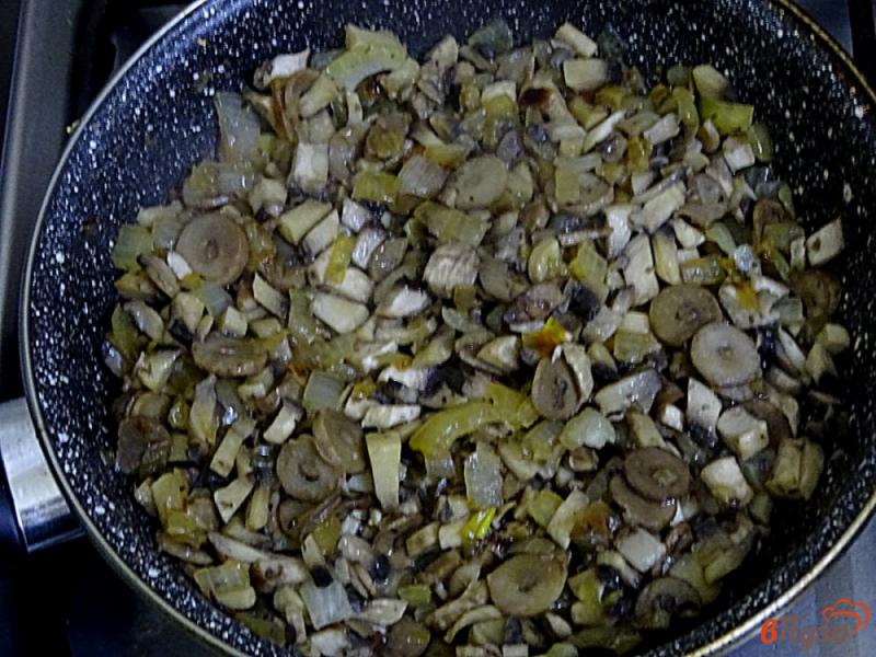 Фото приготовление рецепта: Зразы картофельные с грибами и мясом шаг №3