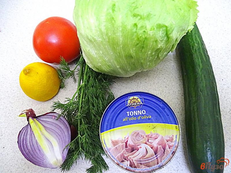 Фото приготовление рецепта: Салат Айсберг с огурцом, помидором и тунцом шаг №1