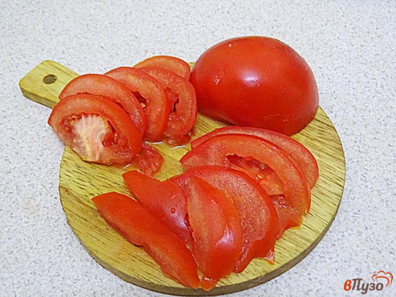 Фото приготовление рецепта: Салат Айсберг с огурцом, помидором и тунцом шаг №5