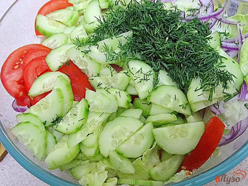 Фото приготовление рецепта: Салат Айсберг с огурцом, помидором и тунцом шаг №7