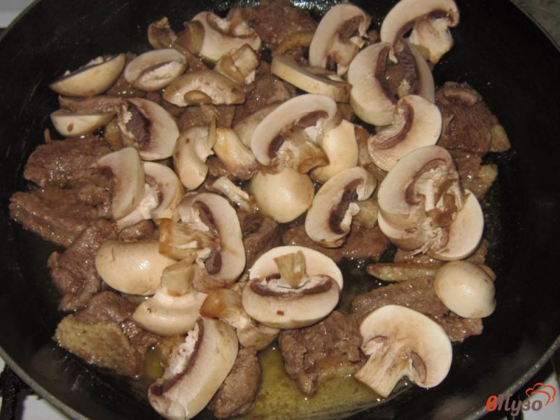 Фото приготовление рецепта: Утиная грудка с шампиньонами на сковороде шаг №3