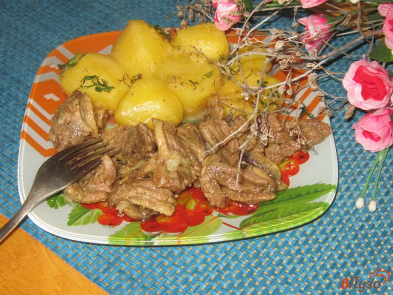 Фото приготовление рецепта: Утиная грудка с шампиньонами на сковороде шаг №6