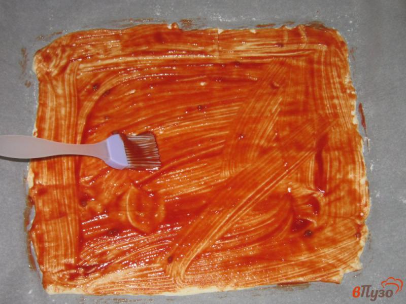 Фото приготовление рецепта: Тонкая пицца с сыром и помидорами шаг №2