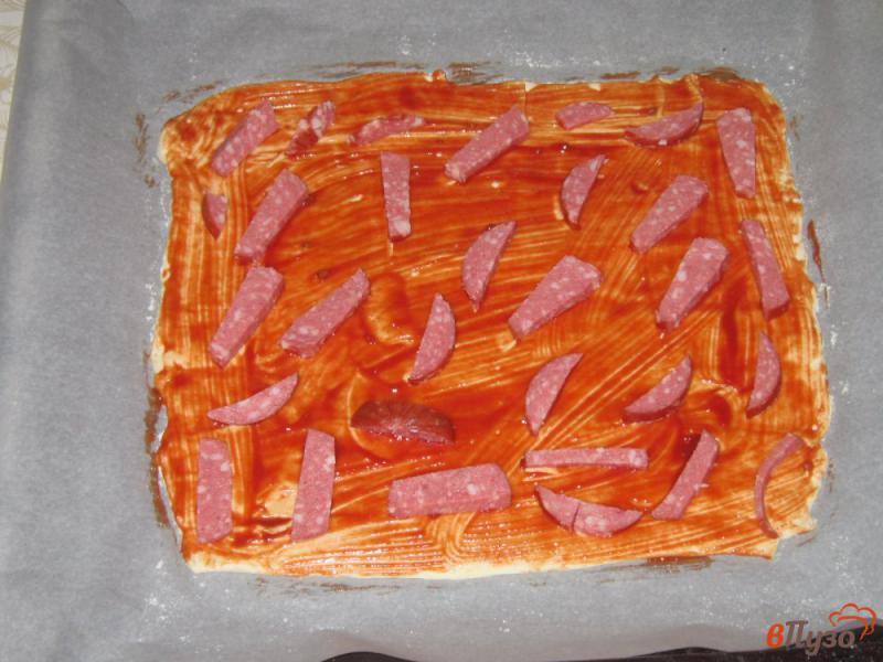 Фото приготовление рецепта: Тонкая пицца с сыром и помидорами шаг №3