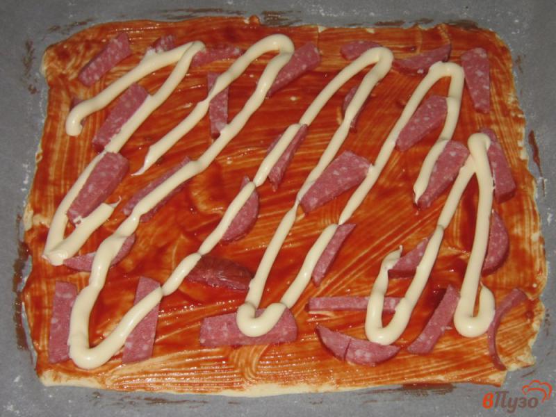 Фото приготовление рецепта: Тонкая пицца с сыром и помидорами шаг №4