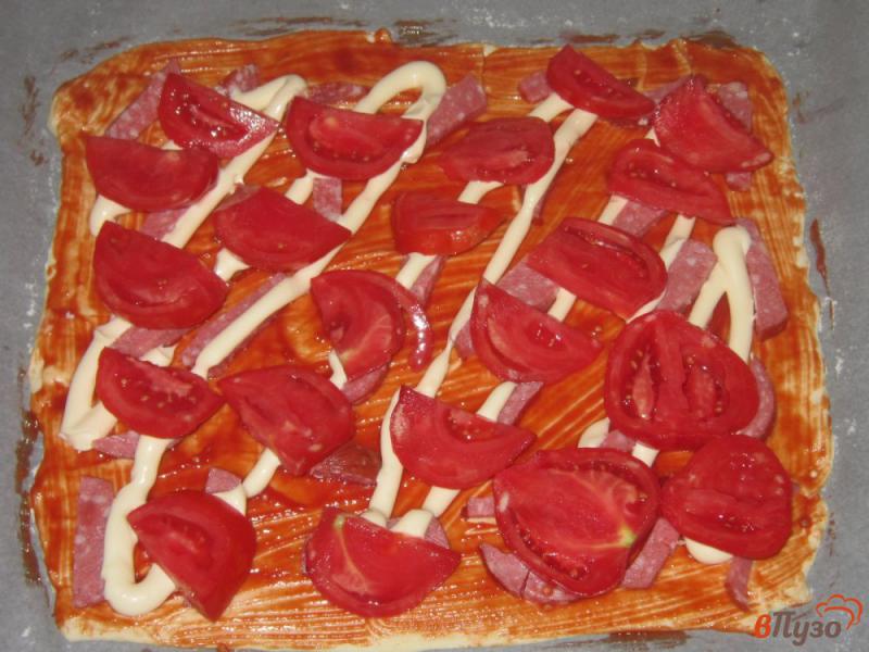 Фото приготовление рецепта: Тонкая пицца с сыром и помидорами шаг №5
