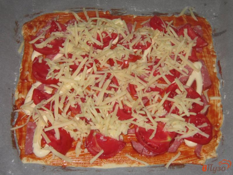 Фото приготовление рецепта: Тонкая пицца с сыром и помидорами шаг №6