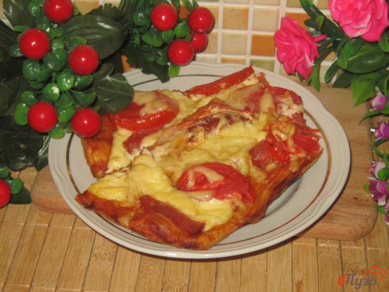 Фото приготовление рецепта: Тонкая пицца с сыром и помидорами шаг №7