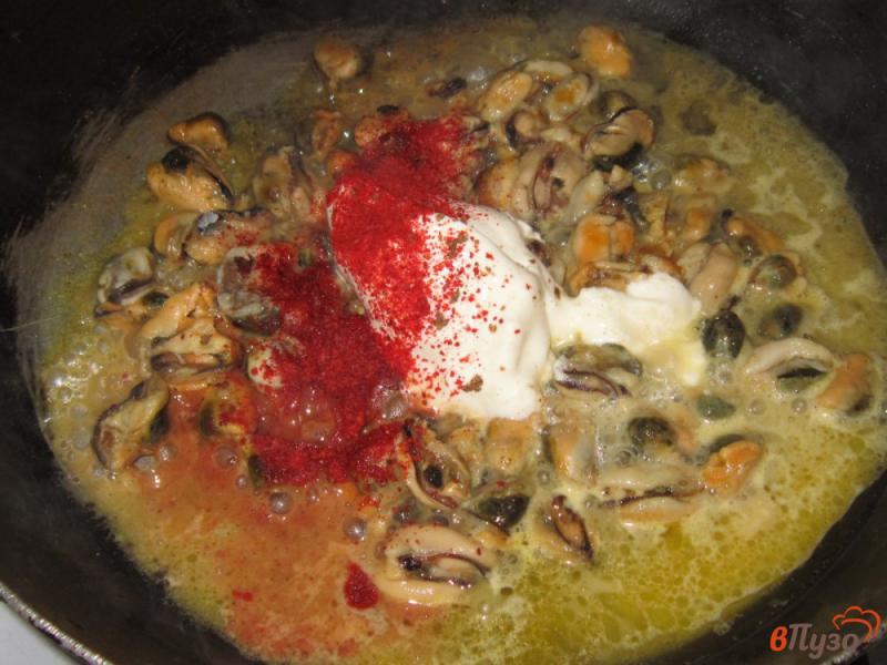 Фото приготовление рецепта: Мидии в сливочном соусе с паприкой шаг №2
