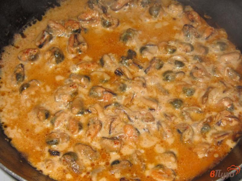 Фото приготовление рецепта: Мидии в сливочном соусе с паприкой шаг №3