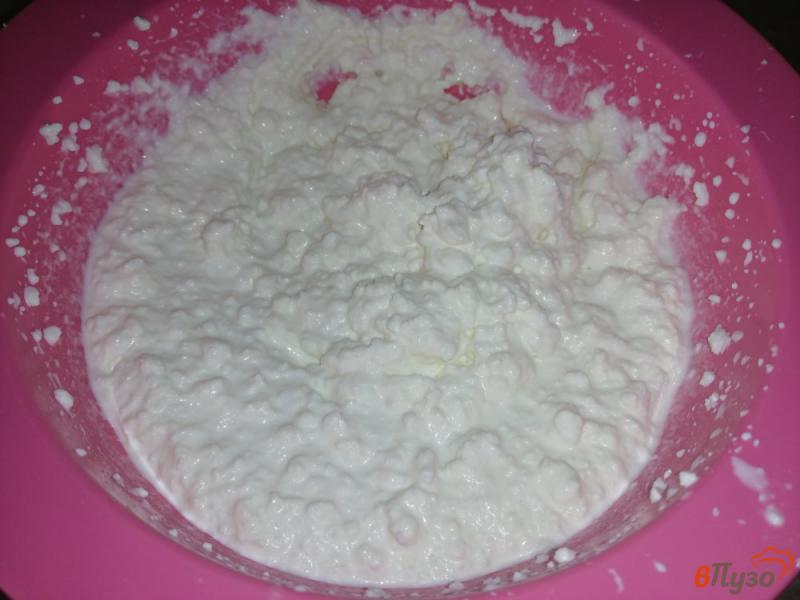 Фото приготовление рецепта: Десерт из сыра рикотта и сливок шаг №4