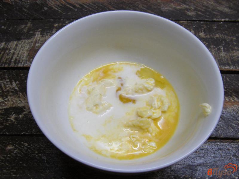 Фото приготовление рецепта: Кукурузные вафли с яйцом и огуречным соусом шаг №2