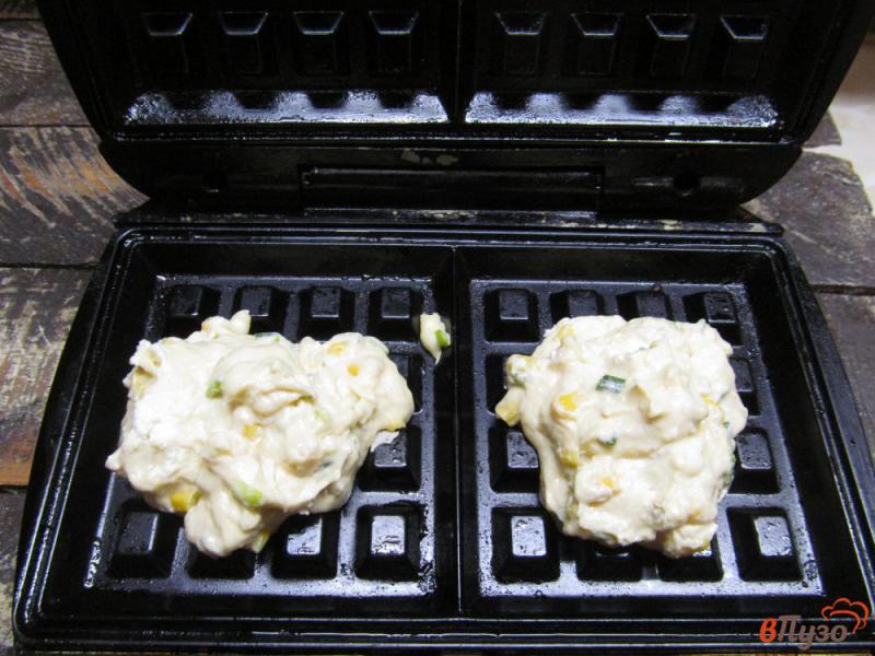 Фото приготовление рецепта: Кукурузные вафли с яйцом и огуречным соусом шаг №7