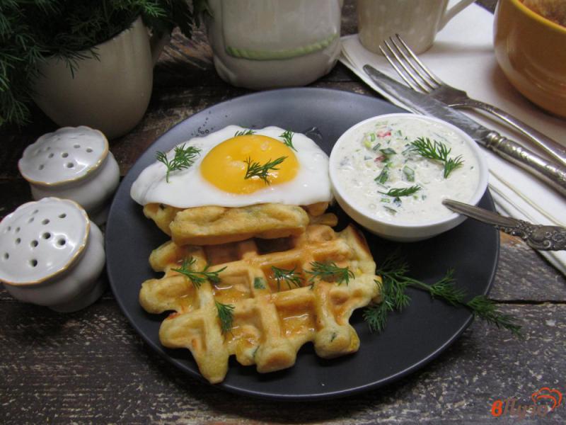 Фото приготовление рецепта: Кукурузные вафли с яйцом и огуречным соусом шаг №14