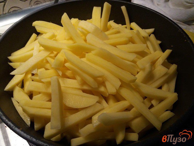 Фото приготовление рецепта: Жаренный картофель на смальце шаг №6