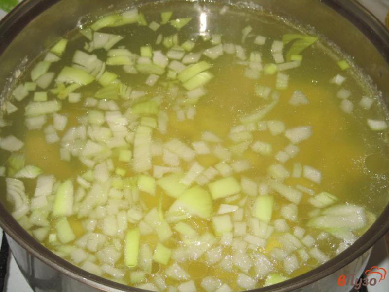 Фото приготовление рецепта: Суп куриный с вешенками шаг №2