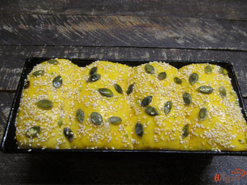 Фото приготовление рецепта: Хлеб с тыквой и листьями тимьяна шаг №12