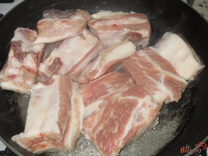Фото приготовление рецепта: Свиные ребра жареные на сковороде с помидорами шаг №1