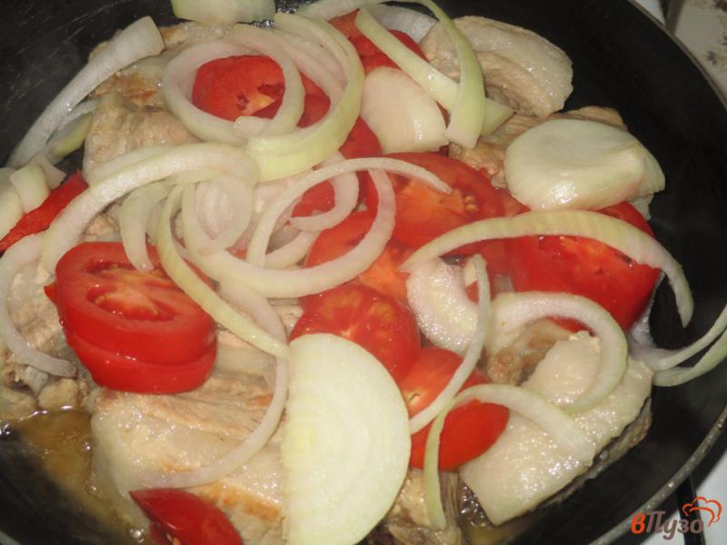Фото приготовление рецепта: Свиные ребра жареные на сковороде с помидорами шаг №2