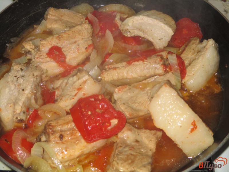 Фото приготовление рецепта: Свиные ребра жареные на сковороде с помидорами шаг №3