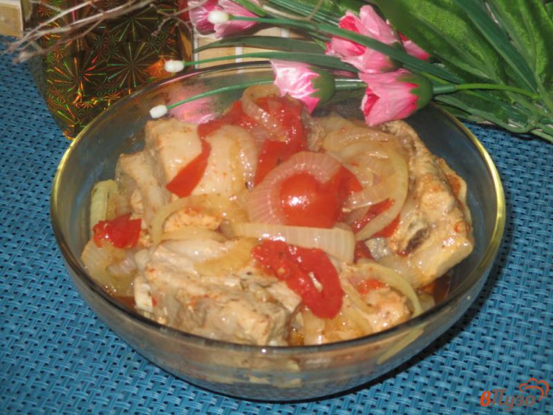 Фото приготовление рецепта: Свиные ребра жареные на сковороде с помидорами шаг №4