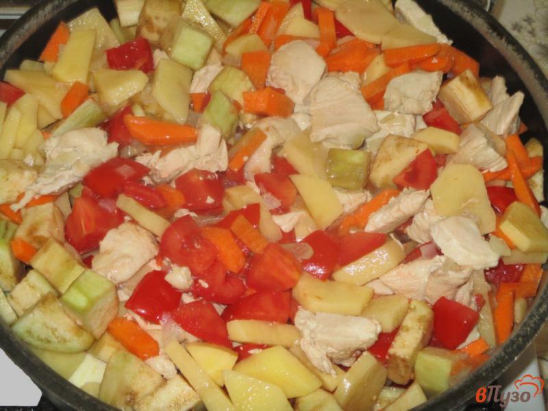Фото приготовление рецепта: Рагу из куриной грудки с баклажанами и помидорами шаг №4