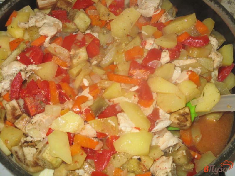 Фото приготовление рецепта: Рагу из куриной грудки с баклажанами и помидорами шаг №5