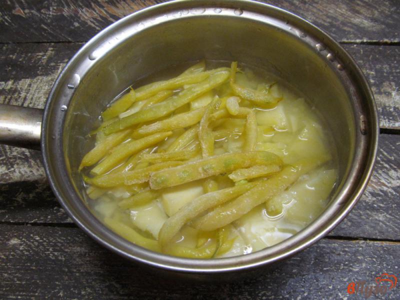 Фото приготовление рецепта: Теплый картофельный салат с помидором и фасолью шаг №2