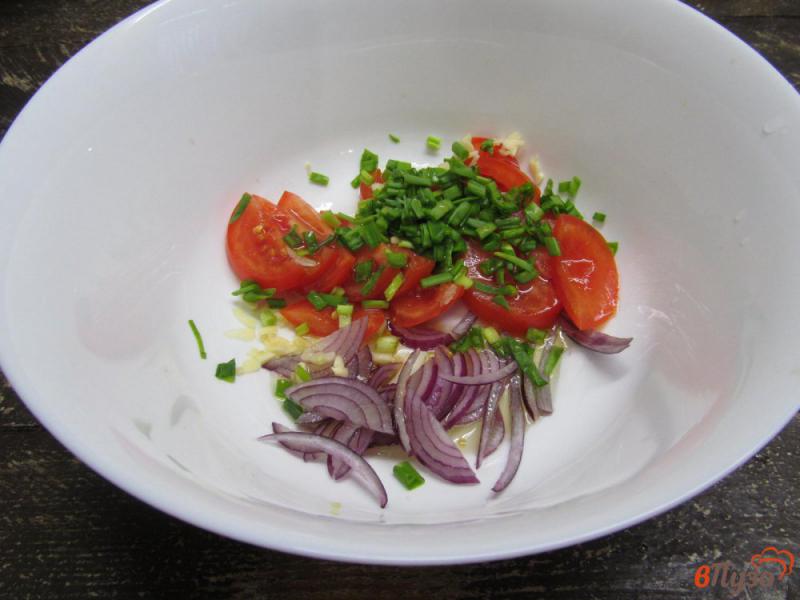 Фото приготовление рецепта: Теплый картофельный салат с помидором и фасолью шаг №3