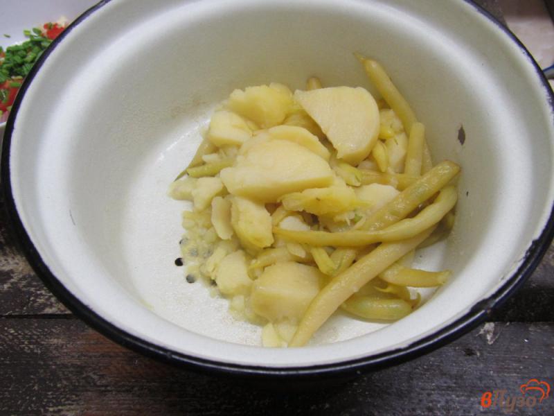 Фото приготовление рецепта: Теплый картофельный салат с помидором и фасолью шаг №4